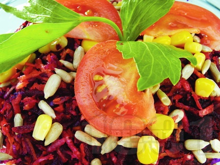 Витаминозна салата с червено цвекло, моркови, зеле и царевица - снимка на рецептата